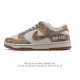 公司级 耐克 Nike Sb Dunk Low Pro 女款运动鞋复古板鞋。采用柔软皮革拼接鞋面，经久耐穿，塑就如元年款 Dunk 般的复古质感。鞋头透气孔，搭