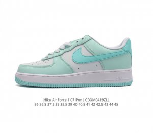 耐克 Nike Air Force 1 '07 Low 空军一号含气垫 低帮百搭厚底增高休闲运动板鞋。柔软、弹性十足的缓震性能和出色的中底设计，横跨复古与现代的