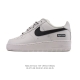 特价 耐克 Nike Air Force 1 '07 Low 空军一号含气垫 小白鞋 低帮百搭厚底增高休闲运动板鞋。柔软、弹性十足的缓震性能和出色的中底设计，横