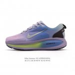 耐克 Nike Vomero 18 厚底增高老爹运动跑步鞋。全新 Vomero 提供比以往更多的緩衝效能以及該系列有史以來最高的鞋底高度，結合 Nike 的 Z