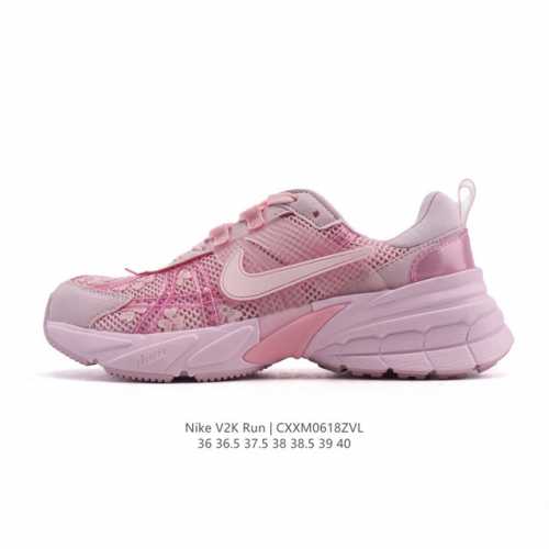 Nike 耐克 V2K Run 减震防滑 复古低帮运动跑步鞋 超火复古跑鞋，采用太空革组合呼吸网眼布鞋面材质，搭载正确4层组合底模，嵌入Tpu加固稳定模块,双层