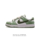 耐克 Nike Dunk Low Retro 运动鞋复古板鞋 双鞋带 解构绑带，作为 80 年代经典篮球鞋款，起初专为硬木球场打造，后来成为席卷街头的时尚标杆，