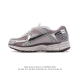 Nike 耐克夏季 Zoom Vomero 5 运动鞋休闲训练跑步鞋。Nike Zoom Vomero 5 男女子运动鞋妥帖包覆足部，提供透气支撑效果。耐穿材料