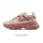 耐克Nike Tc 7900 运动鞋 新款老爹鞋，织带与对勾交错穿插，以及它的走线和收口，看起来都非常的有设计感，很高级。 对勾是有反光效果的 鞋底用了厚实的泡
