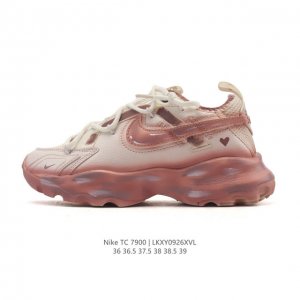 耐克Nike Tc 7900 运动鞋 新款老爹鞋，织带与对勾交错穿插，以及它的走线和收口，看起来都非常的有设计感，很高级。 对勾是有反光效果的 鞋底用了厚实的泡