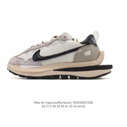 耐克 Sacai X Nike Vaporwaffle 华夫三代3.0 走秀重磅联名款运动鞋 。鞋款由pegasus与Vaporfly两款鞋型的设计元素共同构建