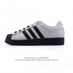 阿迪达斯 Adidas Superstar 2025年新款鞋子 蛇年新款 经典贝壳头系列 新款休闲板鞋潮流男女士运动鞋 。鞋面柔软皮革材质 标志性的贝壳鞋头，简