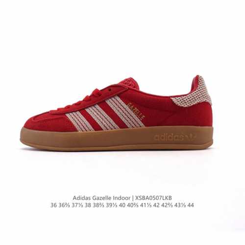 阿迪达斯 Adidas Originals Gazelle Indoor复古三叶草防滑透明橡胶板鞋经典运动鞋。这款经典鞋,忠于原版设计,缀撞色三条纹和鞋跟饰片。