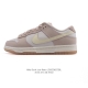 耐克 Nike Sb Dunk Low Pro 女款运动鞋复古板鞋。采用柔软皮革拼接鞋面，经久耐穿，塑就如元年款 Dunk 般的复古质感。鞋头透气孔，搭配鞋口和