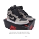 耐克 男女同款运动板鞋 Nike Air Jordan 1 Retro High Og 乔丹一代aj1 乔1 Aj1 篮球鞋复刻运动鞋。皮面高帮板鞋的设计灵感源