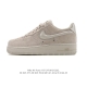 耐克 Nike Air Force 1 '07 Low 空军一号含气垫 低帮百搭厚底增高休闲运动板鞋。柔软、弹性十足的缓震性能和出色的中底设计，横跨复古与现代的