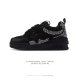 公司级 LV Skate Sneaker 路易威登 男士运动板鞋于 2024 秋冬秀场初次亮相，此次以粒面牛皮革焕新呈现。加垫鞋领和鞋舌援引滑板鞋设计，科技鞋带