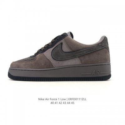耐克 Nike Air Force 1 '07 Low 空军一号含气垫 低帮百搭厚底增高休闲运动板鞋。柔软、弹性十足的缓震性能和出色的中底设计，横跨复古与现代的