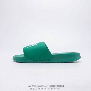斯图西联名款stussy X Nike Benassi 拖鞋 一字拖男女凉拖鞋沙滩鞋 一直广受青睐的nike Sportswear 主打单品搭载了独具特色的鞋款