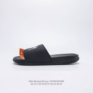 斯图西联名款stussy X Nike Benassi 拖鞋 一字拖男女凉拖鞋沙滩鞋 一直广受青睐的nike Sportswear 主打单品搭载了独具特色的鞋款