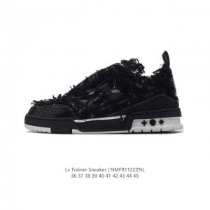 公司级 Lv Skate Sneaker 路易威登 男士运动板鞋于 2024 秋冬秀场初次亮相，此次以粒面牛皮革焕新呈现。加垫鞋领和鞋舌援引滑板鞋设计，科技鞋带