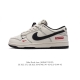 耐克 Nike Dunk Low Retro 运动鞋复古板鞋。作为 80 年代经典篮球鞋款，起初专为硬木球场打造，后来成为席卷街头的时尚标杆，现以经典细节和复古