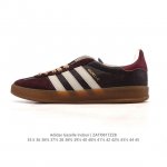 阿迪达斯 Adidas Originals Gazelle Indoor复古三叶草防滑透明橡胶板鞋经典运动鞋。这款经典鞋,忠于原版设计,缀撞色三条纹和鞋跟饰片。