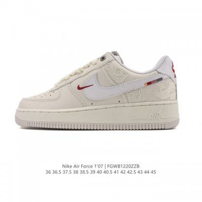 耐克 Nike Air Force 1 '07 Low 空军一号含气垫 低帮百搭厚底增高休闲运动板鞋。柔软、弹性十足的缓震性能和出色的中底设计，横跨复古与现代的