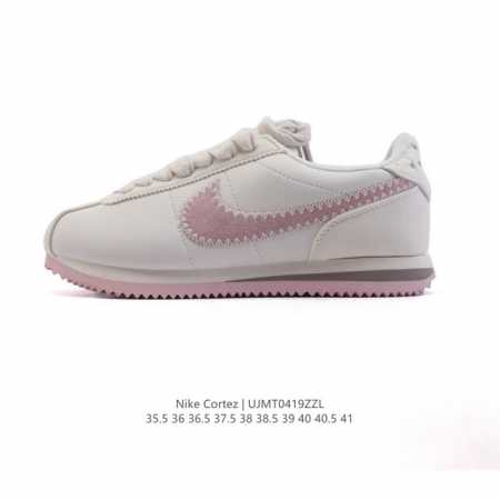 Nike Classic Cortez Nylon 耐克阿甘鞋女子运动鞋。秉承元年款经典风格，糅合防水鞋面设计，令双足保持干爽舒适。防水锦纶鞋面强势抵御风雨侵袭 - 点击图像关闭