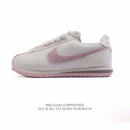 Nike Classic Cortez Nylon 耐克阿甘鞋女子运动鞋。秉承元年款经典风格，糅合防水鞋面设计，令双足保持干爽舒适。防水锦纶鞋面强势抵御风雨侵袭