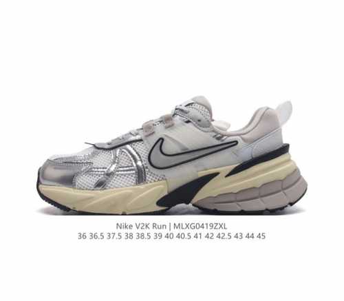 Nike 耐克 V2K Run 减震防滑 复古低帮跑步鞋 超火复古跑鞋，采用太空革组合呼吸网眼布鞋面材质，搭载正确4层组合底模，嵌入tpu加固稳定模块,双层md