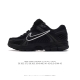 Nike 耐克夏季 Zoom Vomero 5 运动鞋休闲训练跑步鞋。Nike Zoom Vomero 5 男女子运动鞋妥帖包覆足部，提供透气支撑效果。耐穿材料