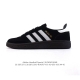 阿迪达斯 Adidas Handball Spezial 低帮三叶草学院风复古休闲板鞋 德训鞋 橡胶底柔软皮革经典运动鞋板鞋。圆头、缝合拼接设计、正面绑带、鞋舌
