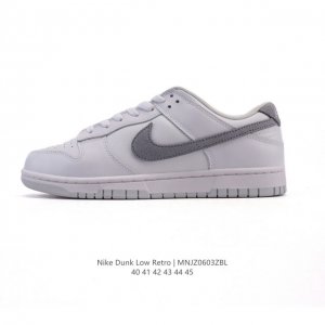 耐克 Nike Dunk Low Retro 运动鞋复古板鞋。作为 80 年代经典篮球鞋款，起初专为硬木球场打造，后来成为席卷街头的时尚标杆，现以经典细节和复古