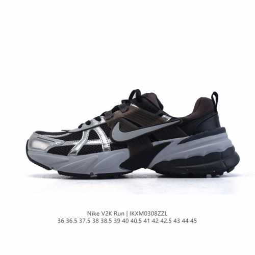 140 Nike/耐克 V2K Run 减震防滑 复古低帮运动跑步鞋 超火复古跑鞋，采用太空革组合呼吸网眼布鞋面材质，搭载正确4层组合底模，嵌入Tpu加固稳定模