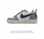 耐克 Nike 男女子运动鞋 Court Borough Low 小空军低帮板鞋。1.其皮革材质的鞋面结合网眼鞋舌，在出众外观与质感的同时提供稳固支撑，并且提升