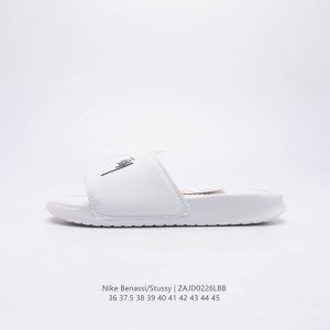 斯图西联名款stussy X Nike Benassi 拖鞋 一字拖男女凉拖鞋沙滩鞋 一直广受青睐的nike Sportswear 主打单品搭载了独具特色的鞋款