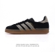阿迪达斯 Adidas Originals Gazelle Indoor复古三叶草防滑透明橡胶板鞋经典运动鞋。这款经典鞋,忠于原版设计,缀撞色三条纹和鞋跟饰片。