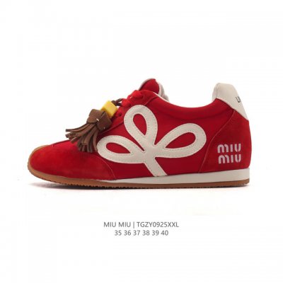 新品公司级 Miumiu厚底增高运动板鞋，时尚舒适之选！德训鞋 缪缪 Miumiu 的跑鞋，以其卓越的品质和时尚感，成为了时尚达人们的宠儿。这款鞋子采用高品质的