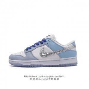 耐克 April Skateboards X Nk Sb Dunk Low 联名款 冰封玫瑰 Sb扣碎篮板时尚休闲运动板鞋。配色采用白色网眼鞋面、皮革鞋头和 T