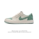 真标 耐克 乔丹Air Jordan 1 Low AJ1 乔1 乔丹1代aj1 低帮复古文化休闲运动篮球鞋。从1985 年面世的元年款汲取设计灵感，采用简洁大方