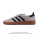 阿迪达斯 Adidas Handball Spezial 低帮三叶草学院风复古休闲板鞋 德训鞋 橡胶底柔软皮革经典运动鞋板鞋。圆头、缝合拼接设计、正面绑带、鞋舌