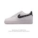 耐克 Nike Air Force 1 '07 Low 空军一号含气垫 低帮百搭厚底增高休闲运动板鞋。柔软、弹性十足的缓震性能和出色的中底设计，横跨复古与现代的