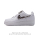 耐克nike Air Force 1 Low 空军一号 Af1 小白鞋 低帮百搭厚底增高休闲运动板鞋。柔软、弹性十足的缓震性能和出色的中底设计，横跨复古与现代的