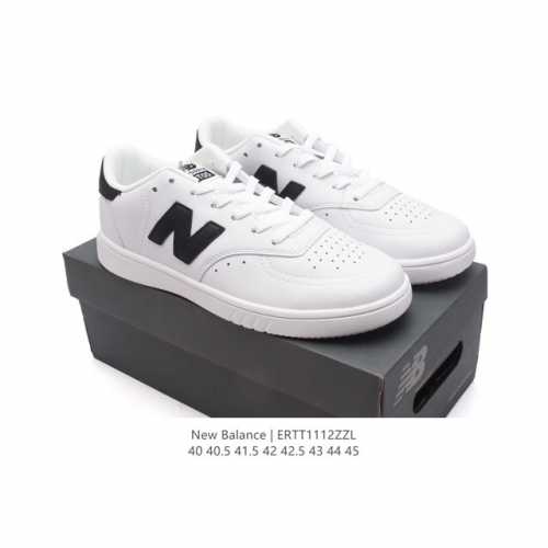 新百伦 New Balance Ct05 低帮复古运动板鞋。鞋身两侧硕大n用点缀首发，软质纤维革鞋面鞋材。鞋子鞋面以皮革覆盖，后跟饰片上new Balance