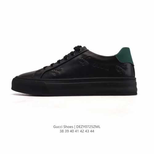 公司级 Gucci 25新款板鞋男士运动鞋德训鞋春季轻便系带透气情侣鞋休闲软底小白鞋透气皮革休闲德训 低帮 时尚板鞋，德训鞋的版型大家都知道 是非常显脚瘦的！这