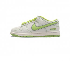 耐克nike Dunk Low 板鞋 Sb系列 Supreme联名 经典百搭休闲运动板鞋加厚鞋舌的填充 使舒适性大大提升 同时也更方便穿脱中底部分则加入了脚感柔
