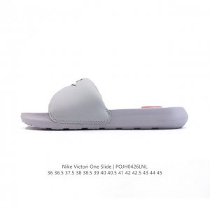 公司级 耐克 Nike Victori One Slide 耐克 夏季时尚舒适 高品质 一字拖鞋沙滩鞋拖鞋。采用全新柔软泡棉，响应灵敏，轻盈非凡，打造休闲舒适的