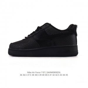 耐克 Nike Air Force 1 '07 Low 空军一号含气垫 小白鞋 低帮百搭厚底增高休闲运动板鞋。柔软、弹性十足的缓震性能和出色的中底设计，横跨复古