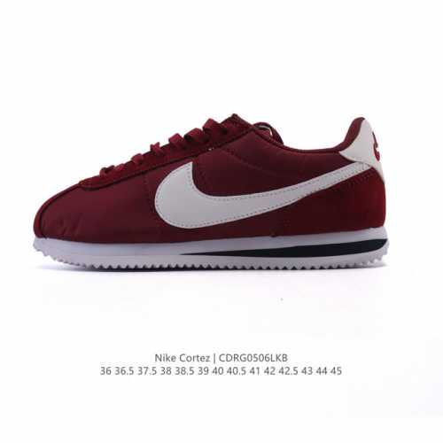 nike Classic Cortez Nylon 耐克阿甘鞋男女子运动鞋。秉承元年款经典风格，糅合防水鞋面设计，令双足保持干爽舒适。防水锦纶鞋面强势抵御风雨侵