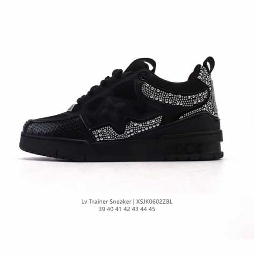 公司级 Lv Skate Sneaker 路易威登 2025年新款运动板鞋 闪钻 蛇年限定 春夏秀场初次亮相，此次以粒面牛皮革焕新呈现。加垫鞋领和鞋舌援引滑板鞋