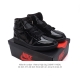 耐克 男女同款运动板鞋 Nike Air Jordan 1 Retro High Og 乔丹一代aj1 乔1 Aj1 篮球鞋复刻运动鞋。皮面高帮板鞋的设计灵感源