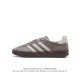 阿迪达斯 Adidas Originals Gazelle Indoor 复古三叶草防滑透明橡胶板鞋经典运动鞋。这款经典鞋,忠于原版设计,缀撞色三条纹和鞋跟饰片
