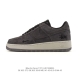 公司级 耐克 Nike Air Force 1 '07 Low 空军一号含气垫 低帮 小白鞋 百搭厚底增高休闲运动板鞋。柔软、弹性十足的缓震性能和出色的中底设计