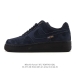 耐克 Nike Air Force 1 '07 Low 空军一号含气垫 低帮百搭厚底增高休闲运动板鞋。柔软、弹性十足的缓震性能和出色的中底设计，横跨复古与现代的